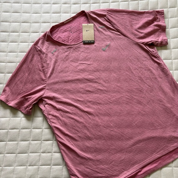 Nike Men’s Soft Rose Tee/T-Shirt with Logo - Picture 1 of 3